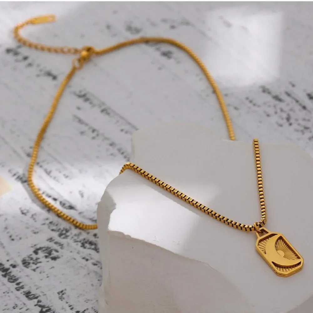 ^NEW 18K Gold Plated Crescent Moon Box Chain Pendant Necklace - Picture 3 of 6